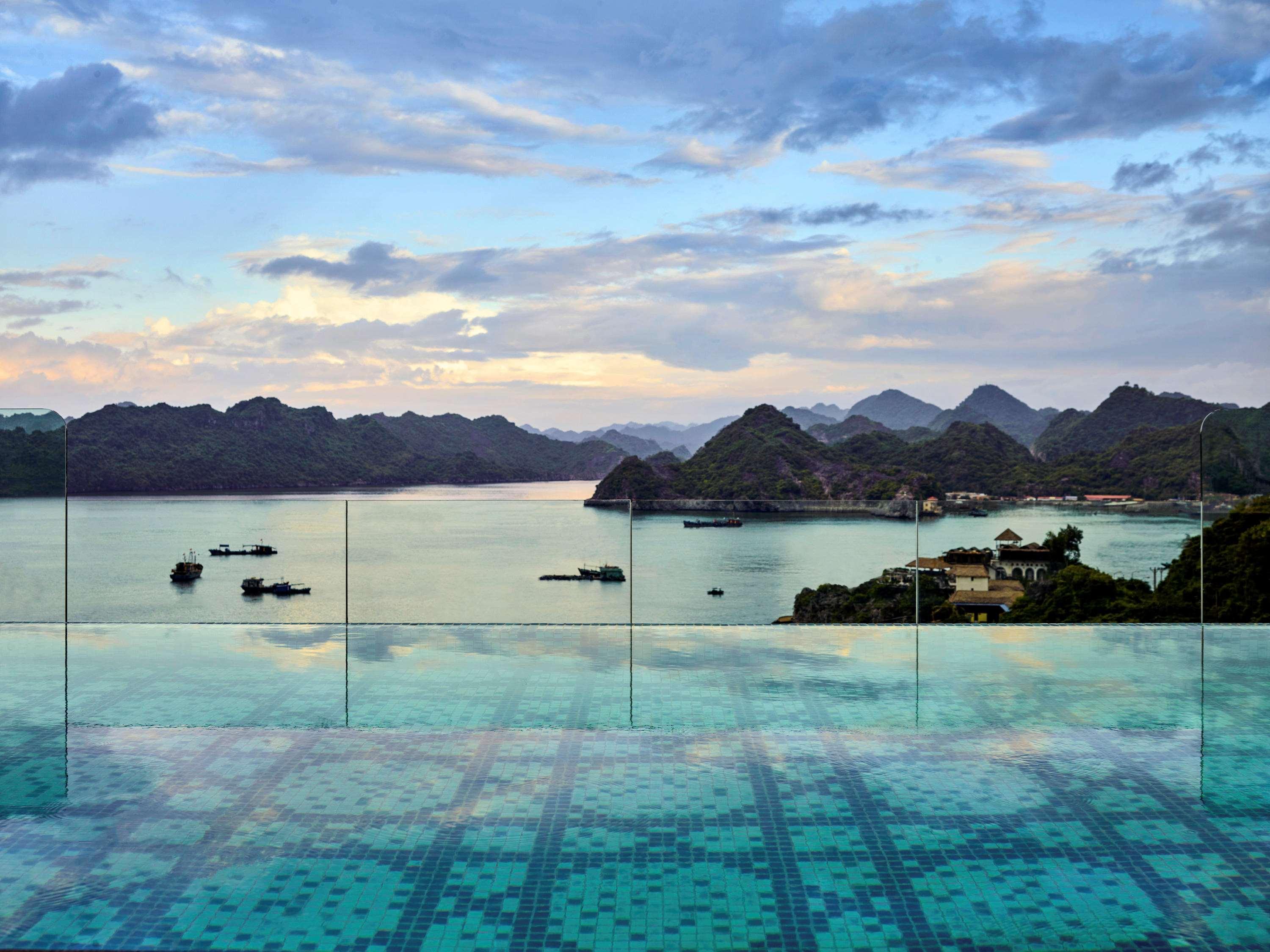 โรงแรมแปร์ล โดริย็อง กัตบา - เอ็มแกลเลอรี Chan Chau ภายนอก รูปภาพ View of the bay from the hotel