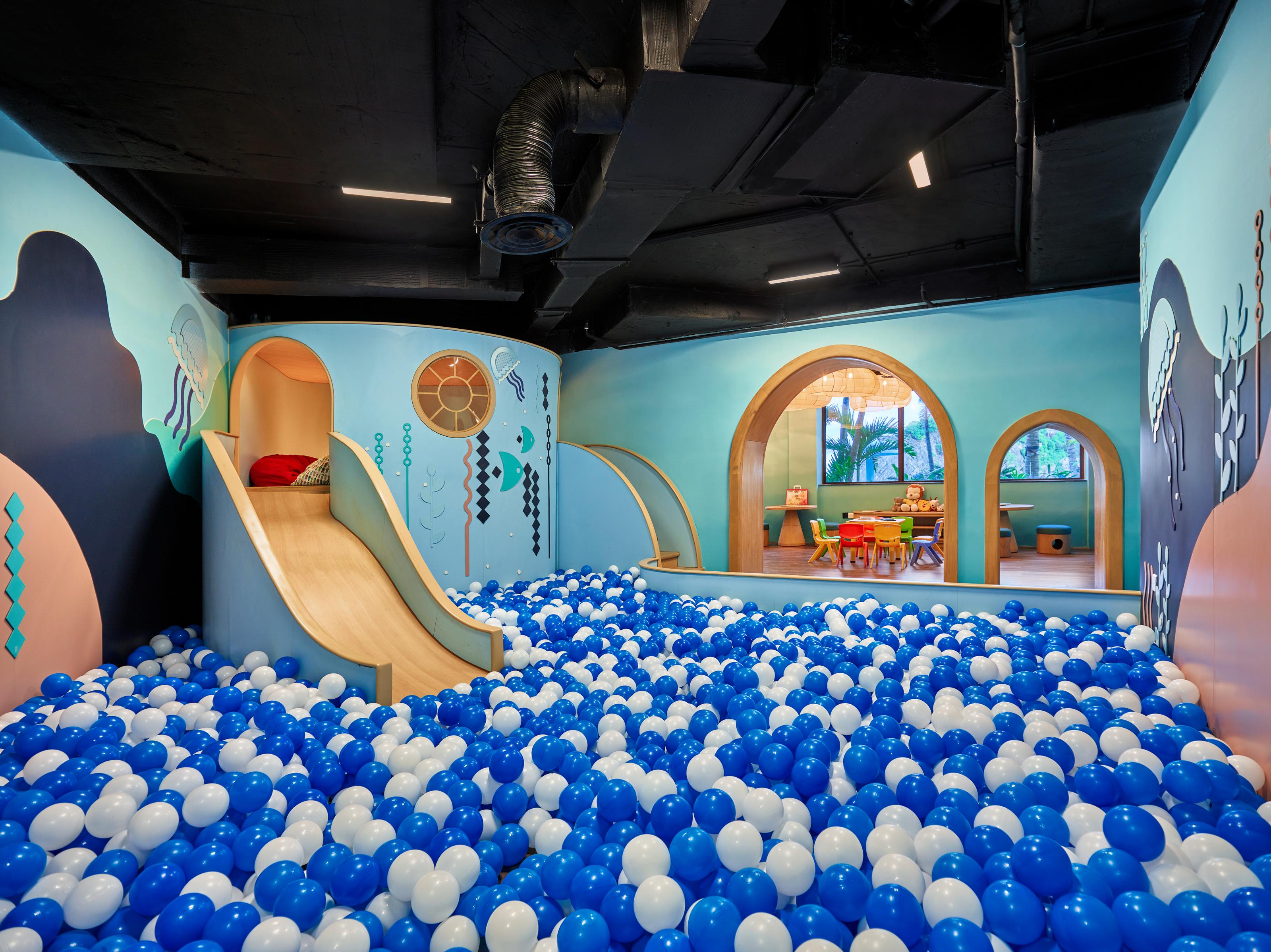 โรงแรมแปร์ล โดริย็อง กัตบา - เอ็มแกลเลอรี Chan Chau ภายนอก รูปภาพ Ball pit at the Children's Museum of Oak Ridge