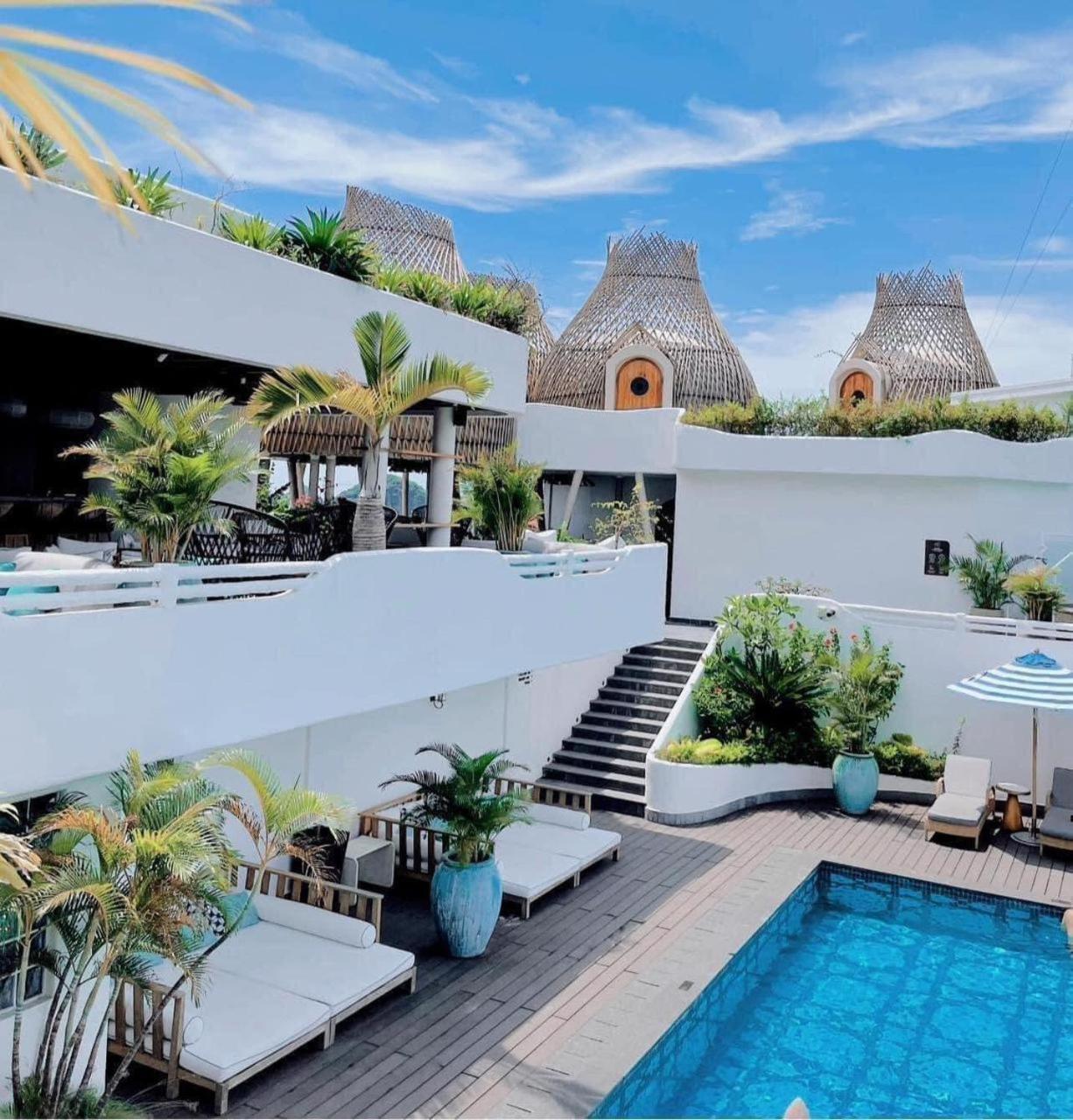 โรงแรมแปร์ล โดริย็อง กัตบา - เอ็มแกลเลอรี Chan Chau ภายนอก รูปภาพ The rooftop pool at the hotel