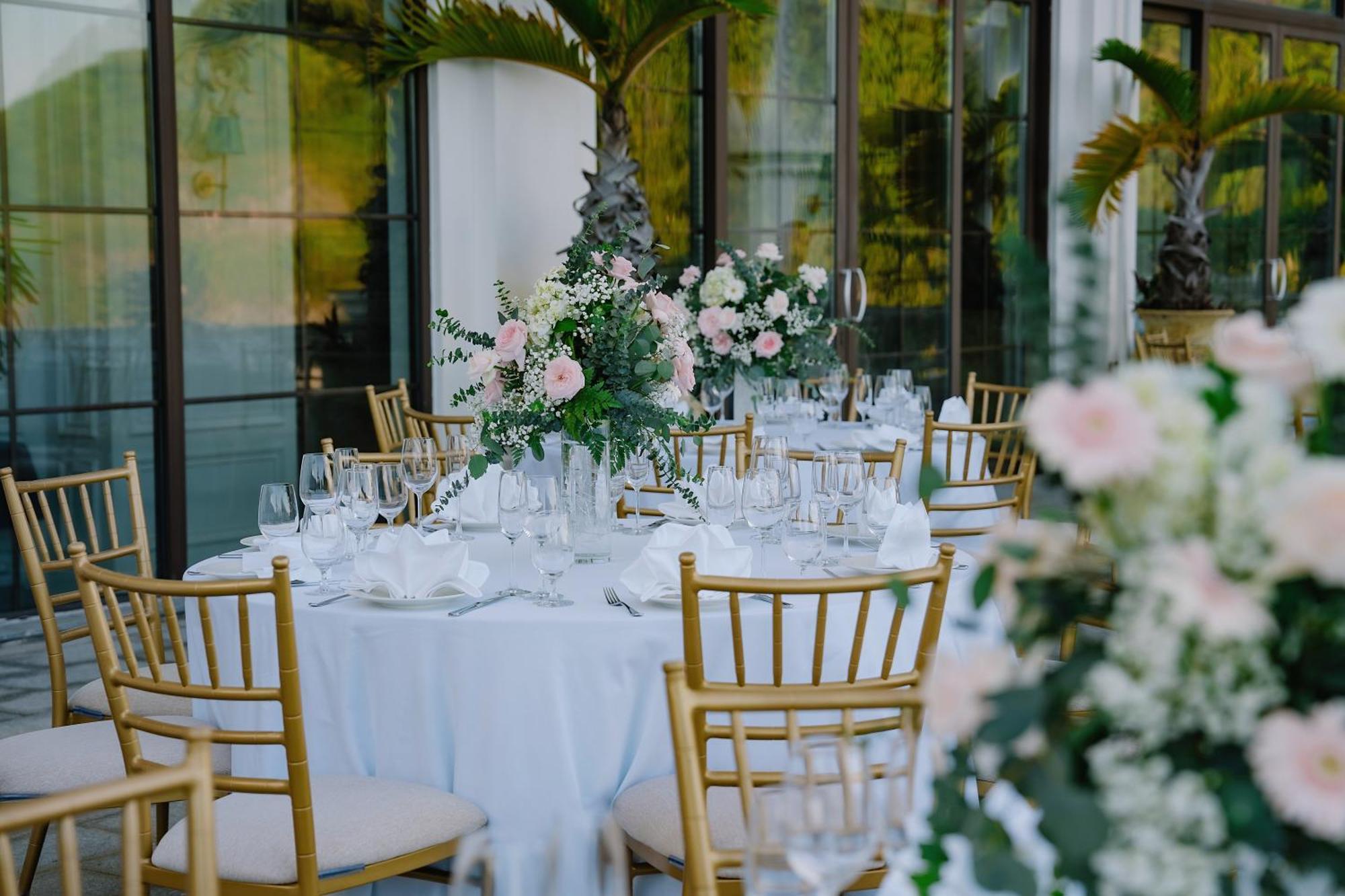 โรงแรมแปร์ล โดริย็อง กัตบา - เอ็มแกลเลอรี Chan Chau ภายนอก รูปภาพ The Terrace at The Ivy
